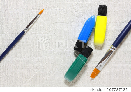 カラフルな水彩絵の具と絵筆 カラフルな水彩絵の具と絵筆 107787125