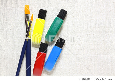 カラフルな水彩絵の具と絵筆 107787133