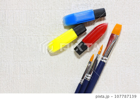カラフルな水彩絵の具と絵筆 107787139