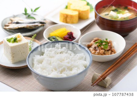 日本食 和食の朝ごはん （朝食イメージ）納豆、味噌汁 卵焼き めざし 漬物  107787438