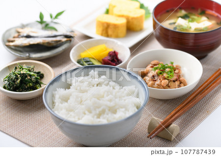 日本食 和食の朝ごはん （朝食イメージ）納豆、味噌汁 卵焼き めざし 漬物  107787439