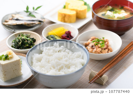 日本食 和食の朝ごはん （朝食イメージ）納豆、味噌汁 卵焼き めざし 漬物  107787440