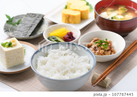 日本食 和食の朝ごはん (朝食イメージ)納豆、味噌汁 卵焼き めざし 漬物 日本食 和食の朝ごはん (朝食イメージ)納豆、味噌汁 卵焼き めざし 漬物 107787445