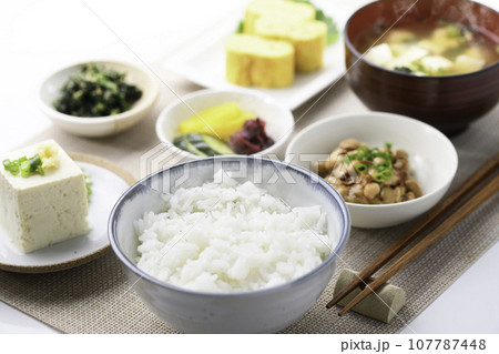 日本食 和食の朝ごはん （朝食イメージ）納豆、味噌汁 卵焼き めざし 漬物  107787448