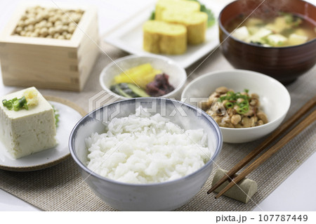 日本食 和食の朝ごはん （朝食イメージ）納豆、味噌汁 卵焼き めざし 漬物  107787449