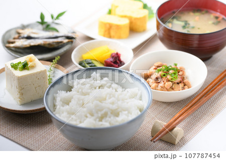 日本食 和食の朝ごはん (朝食イメージ)納豆、味噌汁 卵焼き めざし 漬物 日本食 和食の朝ごはん (朝食イメージ)納豆、味噌汁 卵焼き めざし 漬物 107787454