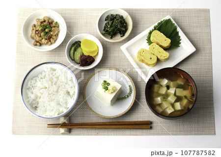 和食の朝ごはん 俯瞰撮影(朝食イメージ)納豆、味噌汁 卵焼き めざし 漬物 日本食 和食の朝ごはん 俯瞰撮影(朝食イメージ)納豆、味噌汁 卵焼き めざし 漬物 日本食 107787582