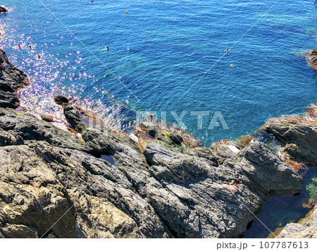 イタリアの世界遺産、チンクエ・テッレの海 107787613