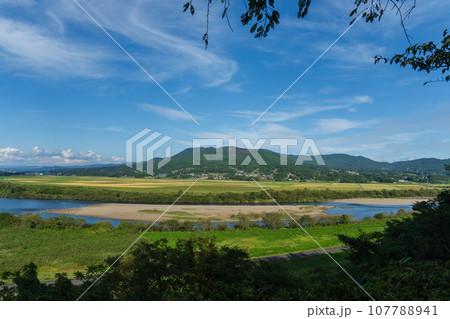 義経終焉の地・高館義経堂から見る北上川と束稲山／岩手県平泉町 107788941