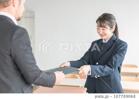 卒業式に卒業証書を渡す先生と受け取る生徒（女子高生・高校生・中学生） 107789068