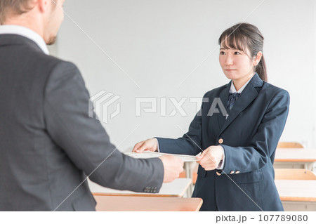 卒業式に卒業証書を渡す先生と受け取る生徒(女子高生・高校生・中学生) 卒業式に卒業証書を渡す先生と受け取る生徒(女子高生・高校生・中学生) 107789080