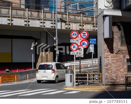 東京高速道路　土橋入口と通行止め車両の規制標識 107789151