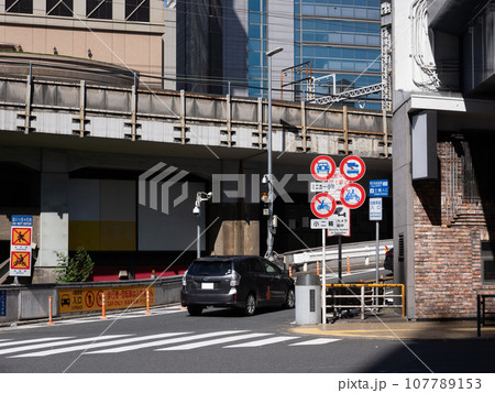 東京高速道路 土橋入口と通行止め車両の規制標識 東京高速道路 土橋入口と通行止め車両の規制標識 107789153