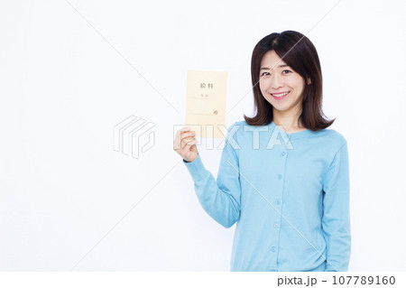 白い背景の前で給料袋を持つ30代の女性 107789160