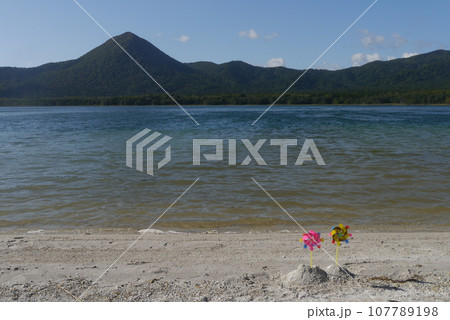 恐山へ亡き人を思い訪れる 107789198