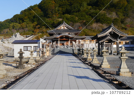 恐山へ亡き人を思い訪れる 恐山へ亡き人を思い訪れる 107789212