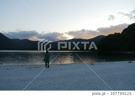 恐山へ亡き人を思い訪れる 恐山へ亡き人を思い訪れる 107789228