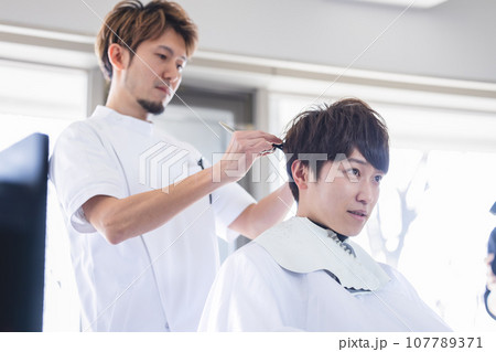 美容室で働く美容師 美容室で働く美容師 107789371