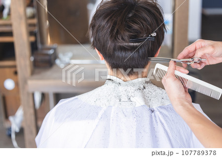 美容室で髪を切る後ろ姿 107789378