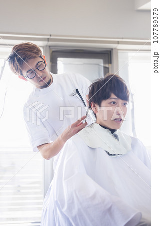 美容室で働く美容師とお客さん 107789379
