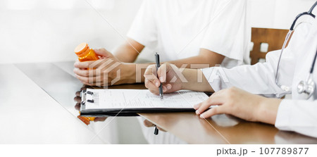 Female doctors who treat patients make an appointment to listen to the results after a physical examination and explain medical information and diagnose the disease. Medical concepts and good health Female doctors who treat patients make an appointment to listen to the results after a physical examination and explain medical information and diagnose the disease. Medical concepts and good health 107789877