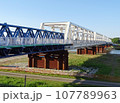 多摩川にかかる青と白のトラス橋 (工事中の日野橋) 107789963