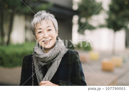 グレイヘアの上品な日本人女性・ビジネスウーマン グレイヘアの上品な日本人女性・ビジネスウーマン 107790001