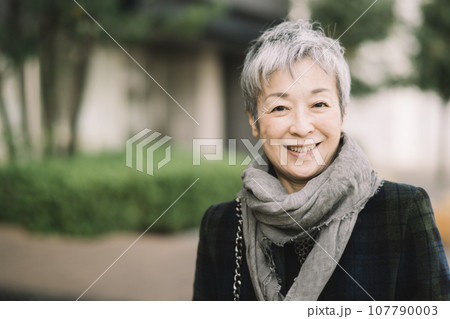 グレイヘアの上品な日本人女性・ビジネスウーマン グレイヘアの上品な日本人女性・ビジネスウーマン 107790003