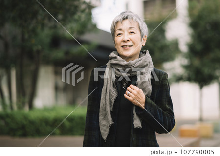 グレイヘアの上品な日本人女性・ビジネスウーマン グレイヘアの上品な日本人女性・ビジネスウーマン 107790005