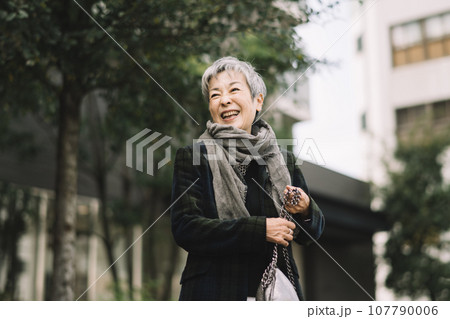 グレイヘアの上品な日本人女性・ビジネスウーマン 107790006