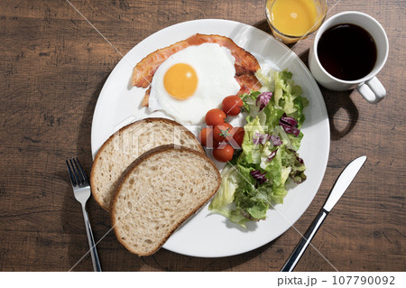 ワンプレートの朝食とコーヒーとオレンジジュース 107790092