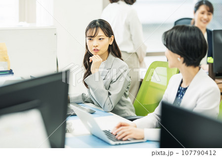 オフィスで働くキャリアウーマン 107790412