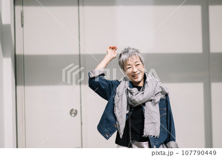 グレイヘアの上品な日本人女性 107790449