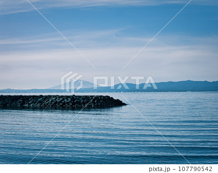 浅虫海岸から望む海と津軽富士（岩木山）の風景 107790542