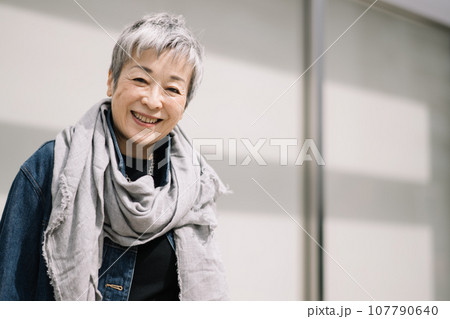 グレイヘアの上品な日本人女性 グレイヘアの上品な日本人女性 107790640
