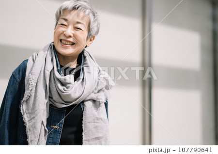 グレイヘアの上品な日本人女性 107790641