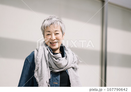 グレイヘアの上品な日本人女性 グレイヘアの上品な日本人女性 107790642