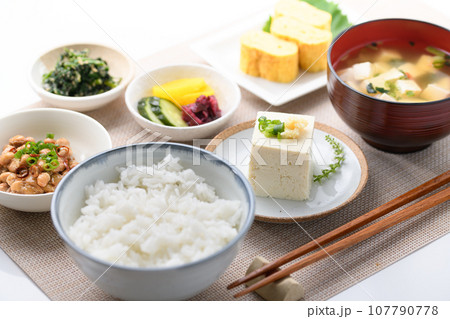 日本食 和食の朝ごはん （朝食イメージ）納豆、味噌汁 卵焼き めざし 漬物 豆腐 107790778