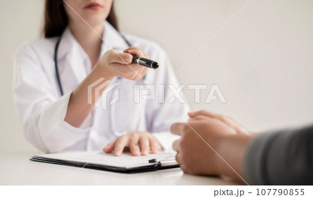 Female doctors who treat patients make an appointment to listen to the results after a physical examination and explain medical information and diagnose the disease. Medical concepts and good health Female doctors who treat patients make an appointment to listen to the results after a physical examination and explain medical information and diagnose the disease. Medical concepts and good health 107790855