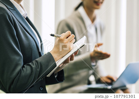 打ち合わせ・商談でメモをとる女性 打ち合わせ・商談でメモをとる女性 107791301