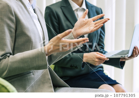 打ち合わせ・商談での身振り手振りイメージ 107791305