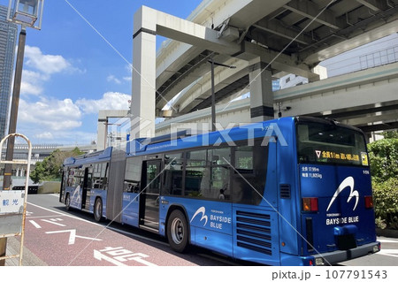 横浜駅 東口を走る横浜市営バス 横浜駅 東口を走る横浜市営バス 107791543