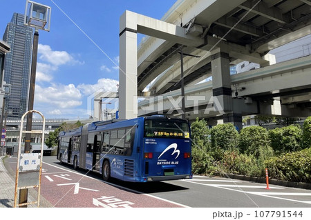 横浜駅 東口を走る横浜市営バス 107791544