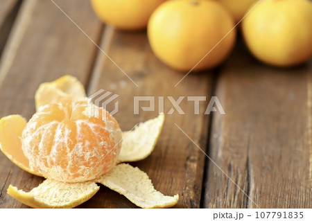 皮を剥いた小粒の熊本みかん　甘くて美味しい冬みかん 107791835