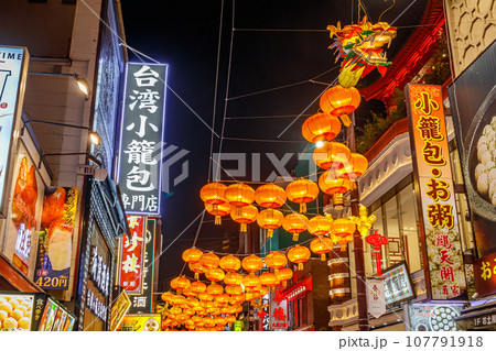 【神奈川の都市風景】横浜中華街のの都市夜景 【神奈川の都市風景】横浜中華街のの都市夜景 107791918