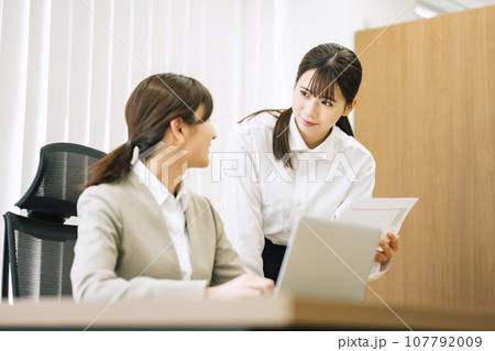 上司に相談するキャリアウーマン 107792009