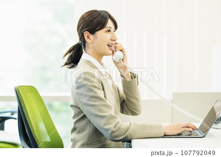 オフィスで電話対応する女性 107792049