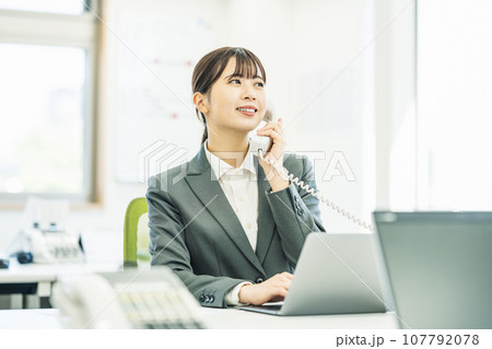 オフィスで電話対応する女性 107792078
