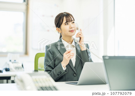 オフィスで電話対応する女性 107792079