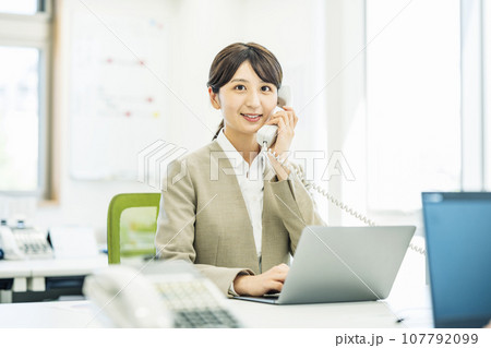 オフィスで電話対応する女性 107792099